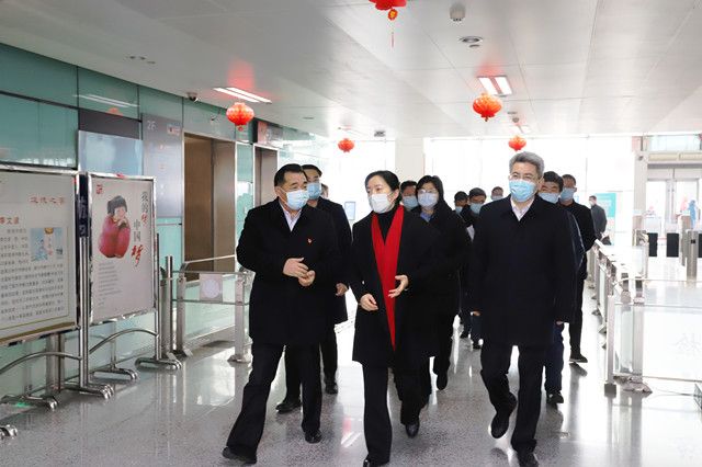 市領(lǐng)導(dǎo)至車站走訪慰問和疫情防控、保供應(yīng)保安全保暢通工作督查
