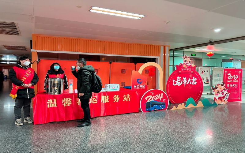 平靜的旅途中，熟悉的溫馨依舊 ——春運(yùn)路上的暖心服務(wù)